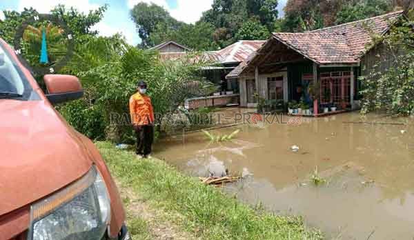 BANJIR : Banjir yang menggenangi rumah warga di Desa Runtu dan tim dari BPBD Kobar terus memantau banjir di Desa tersebut.(BPBD KOBAR /RADAR PANGKALAN BUN )