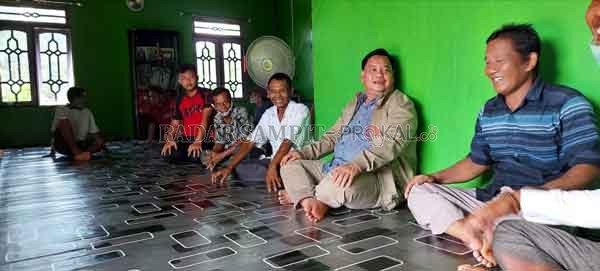 KUNJUNGAN: Halikinnor saat berkunjung ke Samuda Kota, Kecamatan Mentaya Hilir Selatan. Calon bupati Kotim itu meninjau langsung jalan rusak dan dampak banjir di wilayah tersebut. (IST/RADAR SAMPIT )