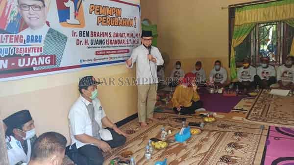 BAWA PERUBAHAN : Calon Wakil Gubernur Kalimantan Tengah, Ujang Iskandar saat kampanye marathon di Kabupaten Lamandau, Kamis (29/10).