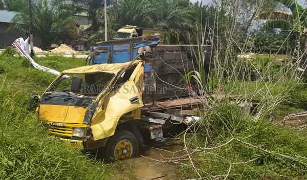 RINGSEK: Truk bermuatan potongan pohon karet terbalik di ruas Jalan Tjilik Riwut I, Kelurahan Sidorejo, Kecamatan Arut Selatan, Kabupaten Kobar, Jumat (30/10) pukul 07.30 WIB.(Sulistyo/Radar Pangkalan Bun)