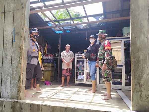 BENCANA: Anggota Polri dan TNI saat mendatangi rumah korban yang terdampak bencana angin puting beliung.(WARGA FOR RADAR SAMPIT)