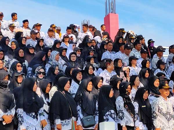 ASN di Kotim saat mengikuti upacara sebelum pandemi.(DOK.RADAR SAMPIT)