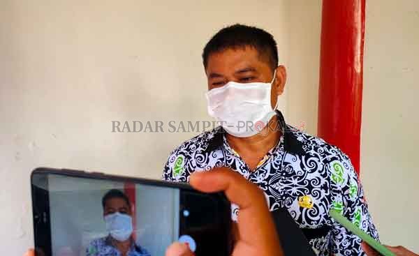KONFIRMASI: Kepala BKD Kotim Alang Arianto saat diwawancar awak media terkait batas sanggah CPNS, Senin (2/11).(YUNI/RADARSAMPIT)