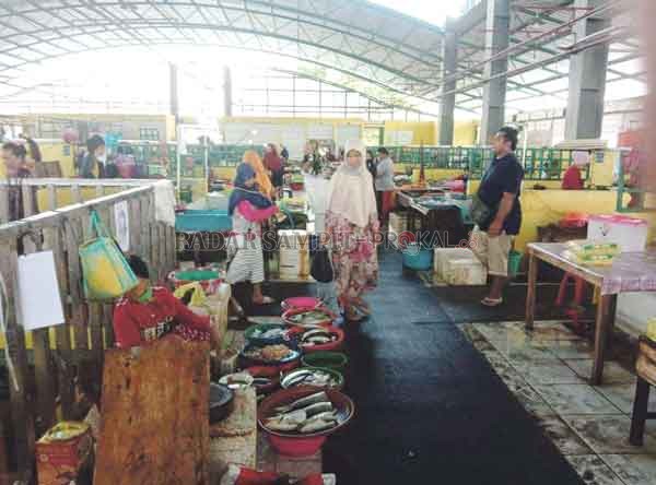 PASAR : Belum  genap setahun diresmikan, Pasar Indra Sari Pangkalan Bun mengalami kebocoran instalasi pembuangan air, sehingga pedagang enggan berjualan dan memilih keluar.(IST/Radar Pangkalan Bun)
