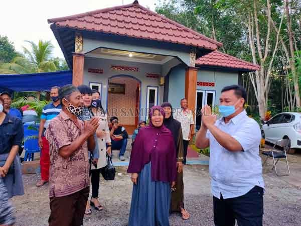 SERAP ASPIRASI: Calon bupati Kotim Halikinnor saat menggelar sosialisasi terbatas di Kelurahan Tanah Mas Kecamatan Baamang, Jumat (30/10).(YUNI/RADAR SAMPIT )