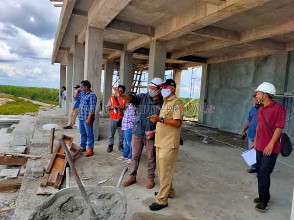 TINJAU: Dispora Kotim bersama dengan tim pelaksana proyek Sirkuit Road Race Sahati saat meninjau pembangunan sirkuit yang berlokasi di Sport Center Jalan Sudirman Km 5,5 Sampit, Selasa (3/11).(YUNI/RADAR SAMPIT)