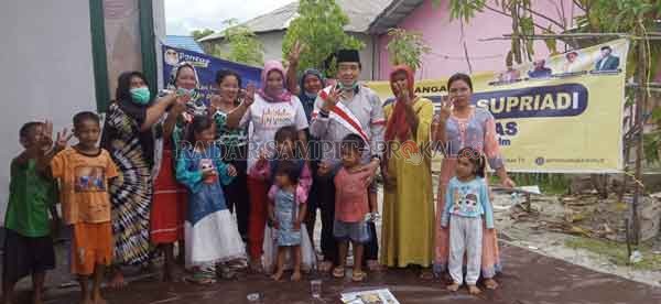 JAGA BUDAYA: Calon wakil bupati Kotim Taufiq Mukri bersama sejumlah warga, beberapa waktu lalu. Bersama Supriadi, Taufiq bertekad mempertahankan kearifan lokal.