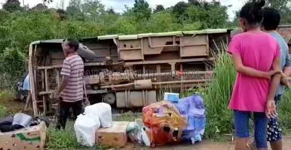 LAKA TUNGGAL: Bus Damri KH 7543 AI kecelakaan di Jembatan Bagimang Panji, Kelurahan Pangkut, Kecamatan Arut Utara, Kabupaten Kobar, Selasa (3/11) pukul 11.00 WIB.(ISTIMEWA/RADAR PANGKALAN BUN)