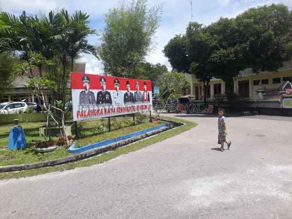 AYO BERMASKER : Baliho bergambar pimpinan forum komunikasi kota Palangka Raya yang berisi ajakan kepada masyarakat untuk memakai masker.(DODI/RADAR PALANGKA)