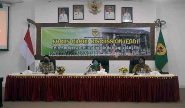 PIMPIN FGD: Staf Ahli Bupati Gumas Yemmie (tengah)  didampingi Kepala Disbudpar Eigh Manto (kiri)  dan Tim Ahli Konsultan Tatau Wijaya Garib (kanan) memimpin FGD master plan kawasan destinasi wisata Tumbang Anoi, di Ruang Rapat Lantai I Kantor Bupati, Sen