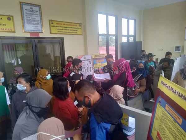 BERDESAKAN: Puluhan pelamar CPNS yang dinyatakan lulus berdesakan saat membuat SKCK di Mapolres Kotim, Selasa (3/11).(FAHRY/RADAR SAMPIT)