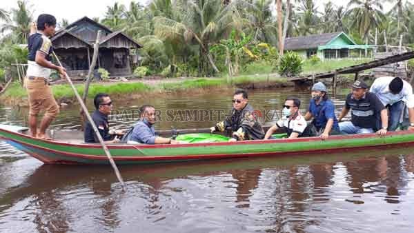 KEMBANGKAN WISATA BUDAYA: Calon bupati Kotim Halikinnor (lima dari kanan, Red) saat berkunjung ke Kecamatan Mentaya Hilir Utara, belum lama ini.(ISTIMEWA FOR RADAR SAMPIT )