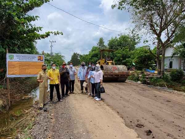 TINJAU JALAN: Ketua DPRD Pulpis H Ahmad Rifai bersama anggota DPRD Pulpis lainnya saat meninjau pembangunan jalan.(DPRD PULPIS FOR RADAR SAMPIT)