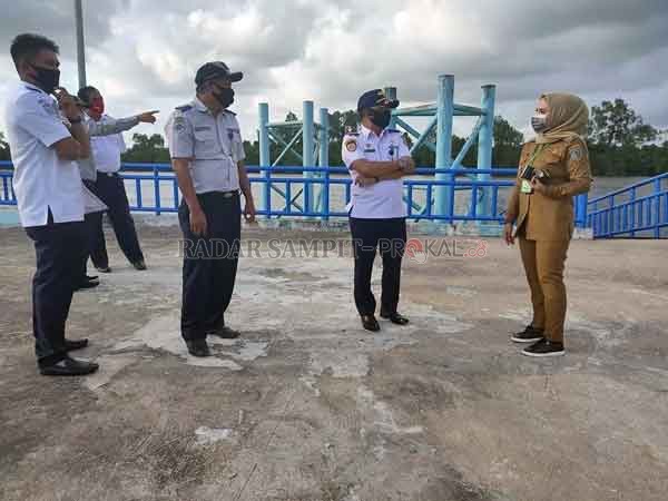 TINJAU: Wakil Bupati Seruyan Iswanti saat meninjau pelabuhan Sei Mitak yang ada di Desa Persil Raya, Kecamatan Seruyan Hilir belum lama ini.(IST/RADARSAMPIT)