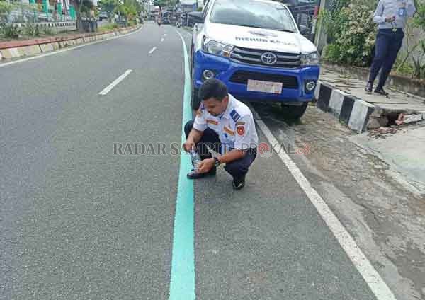 AMAN: Dinas Perhubungan Kobar melakukan pemeriksaan terhadap skid resistensi di marka jalur hijau jalur sepeda di ruas Jalan Hasanudin, Pangkalan Bun, Rabu (4/11).