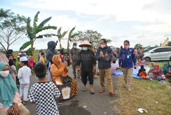 KUNJUNGI: Bupati Seruyan Yulhaidir saat melakukan diskusi dengan petani di Kecamatan Seruyan Hilir dan Seruyan Hilir Timur belum lama tadi, meminta sosialisasi tata cara membuka  lahan dengan membakar ditingkatkan.(IST/RADARSAMPIT)