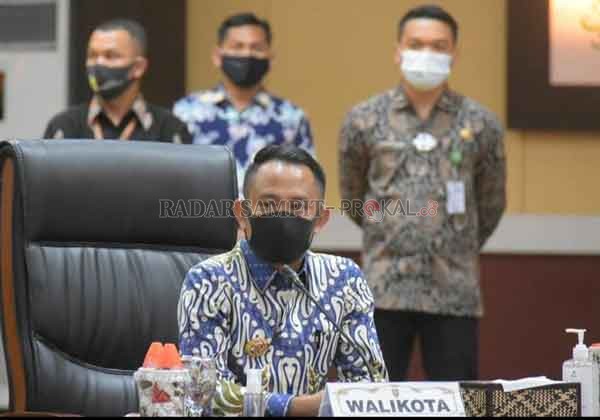 PILKADA KALTENG : Wali Kota Palangka Raya Fairid Naparin mengimbau warga kota Palangka Raya untuk ikut menyukseskan Pilkada Kalteng dan jangan golput.(DODI/RADAR PALANGKA)