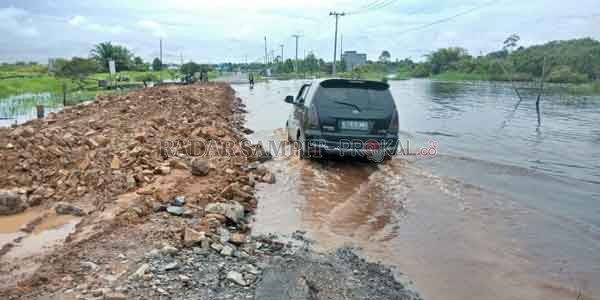 PERBAIKAN : kawasan jalan Pangkalan Bun-Kolam yang terendam banjir sedang dalam perbaikan. Jadwal penutupan Jalan H. Ahmad Saleh atau jalan Pangkalan Bun-Kotawaringin Lama (Kolam) diperpanjang. Hal itu dilakukan untuk merampungkan proses perbaikan.(GUSTI