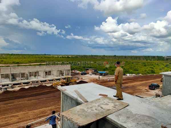 TERUS DIBANGUN : Perkembangan proyek pembangunan sirkuit Road Race Sahati yang ditarget rampung di tahun 2020 ini, dengan dilengkapi fasilitas standar untuk menyalurkan bakat olah raga otomotif di Kotim, bahkan di Kalteng.(YUNI/RADAR SAMPIT )