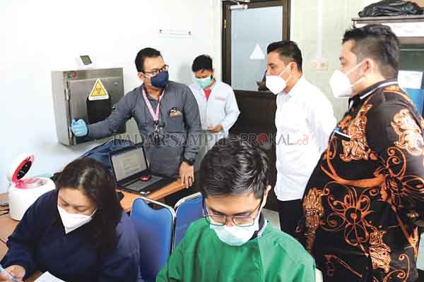 INSPEKSI : Bupati Kotim Supian Hadi saat meninjau alat PCR di RSUD dr Murjani Sampit belum lama tadi. (   istimewa)