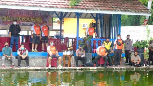 SILATURAHMI : Kapolda Kalteng Irjen Pol Dedi Prasetyo menggelar mancing bahagia bersama PWI Kalteng, IJTI dan awak media di kolam pemancingan Ditlantas Polda Kalteng, Jumat (6/11) kemarin.(IST/RADAR PALANGKA)