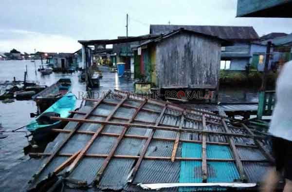 BENCANA: Atap rumah sekaligus warung di RT 05, Kelurahan Mendawai, Kecamatan Arsel, Kobar yang terlempar akibat diterjang puting beliung, Jumat (6/11) pukul 00.15 WIB.(Istimewa)