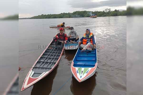 SERU: Bupati Kotim Supian Hadi bersama Direktur Radar Sampit Siti Fauziah di lokasi lomba perahu ces, Minggu (8/11).(HENY/RADAR SAMPIT)