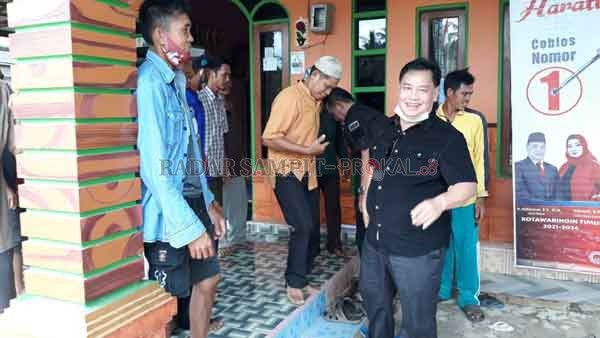 FOKUS PERMASALAHAN: Cabup Kotim Halikinnor saat berkunjung ke Desa Ujung Pandaran, beberapa waktu lalu.   FOKUS PERMASALAHAN: Cabup Kotim Halikinnor saat berkunjung ke Desa Ujung Pandaran, beberapa waktu lalu.