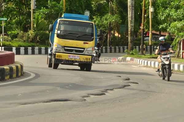 RUSAK: Kondisi jalan dalam kota saat ini kondisinya kian rusak, karena kendaraan besar melintas di dalam kota.(DOK.RADARSAMPIT)