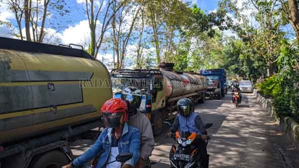 ANTRE: Terlihat antrean mengular di traffic light persimpangan MT Haryono – Kapten Mulyono, didominasi kendaraan besar yang membuat macet lalulintas, Minggu (8/11).(YUNI/RADAR SAMPIT)
