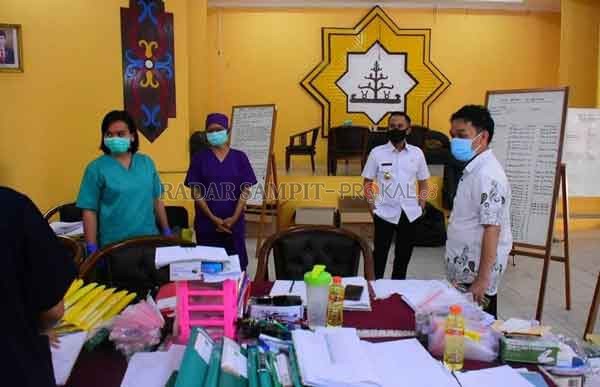 INSPEKSI: Walikota Palangka Raya Fairid Naparin melihat langsung pelayanan kegiatan dengan penerapan protokol kesehatan secara optimal di lingkup pemerintah kota, belum lama ini.  (FOTO IST HUMAS PEMKOT)
