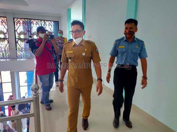 TINJAU KANTOR BARU: Bupati Kotim Supian Hadi saat meninjau kantor baru PDAM Tirta Mentaya, didampingi Direktur PDAM Tirta Mentaya Firdaus Herman Ranggan, Senin (9/11).(YUNI/RADAR SAMPIT)