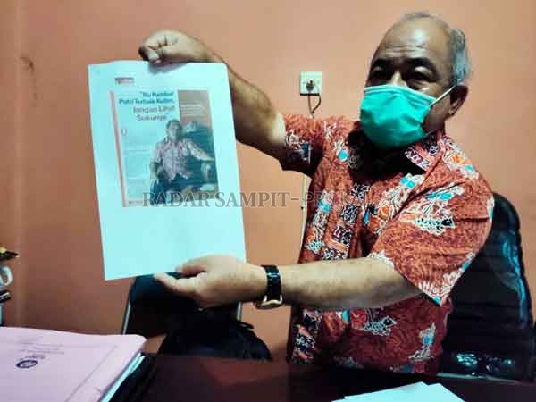 KEBERATAN: Ketua DAD Kotim Untung menunjukkan salinan majalah yang memuat berita yang tak sesuai pernyataannya, Senin (9/11).(YUNI/RADAR SAMPIT)