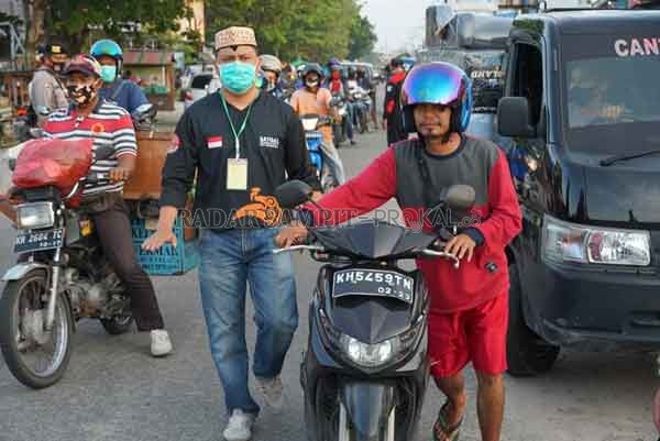 TERJARING : Satuan Tugas Percepatan Penanganan Covid-19 Kota, melakukan razia dan penindakan tak pakai masker Pertigaan Jalan Rajawali.(IST/RADARPALANGKA)