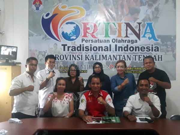 PORTINA KALTENG : Ketua Persatuan Olahraga Tradisional Indonesia (Portina) Provinsi Kalimantan Tengah Karuhai TN Asang (tengah)/ bersama pengurus bangga dengan dinobatkannya
