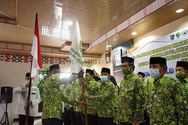 MENGEMBAN TUGAS : Wali Kota Palangka Raya Fairid Naparin membuka pelatihan Manajemen Masjid sekaligus dilantik sebagai Ketua Umum PD DMI Kota Palangka Raya masa bakti 2020-2025.(IST/HUMAS PEMKOT)