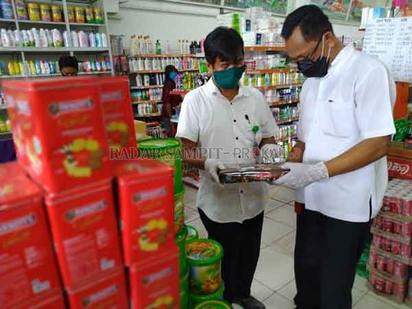 CEK: Tim pemeriksa bahan makanan dan minuman, saat berada di dalam satu swalayan yang ada di Kotim, tim mengecek kelayakan makanan yang dijual, belum lama ini.(YUNI/RADRASAMPIT)