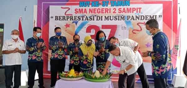 SEDERHANA: Pemotongan tumpeng pada puncak HUT Ke-32 Smanda yang dilakukan perwakilan Dinas Pendidikan Kotim disaksikan Kepala SMAN 2 Sampit Kodarahim.