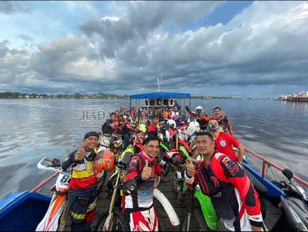 MAKIN LANCAR: Kunjungan Bupati Kotim ke Kecamatan Seranau menggunakan jasa angkutan feri penyeberangan. (HENY/RADAR SAMPIT)