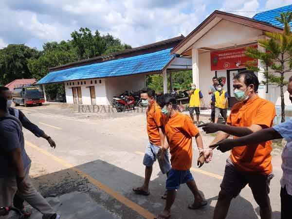 DIAMANKAN: Lima tersangka peredaran sabu, ketika sudah berada di Polres Bartim untuk proses hukum lebih lanjut. Dua diantara mereka, berprofesi sebagai honorer di salah satu instansi di Pemkab Bartim.(Eko Aprianto/Radar Sampit)