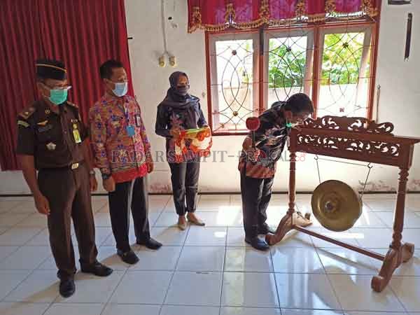 PERESMIAN : Asisten III Setda Seruyan Tunjarsyah melaunching aplikasi PAHARI yang ditandai dengan pemukulan gong di Gedung Serbaguna Kuala Pembuang, Kamis (12/11) kemarin. (ALDI SETIAWAN/RADAR SAMPIT)