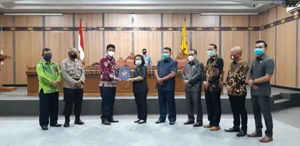 APBD 2021 : DPRD Kotim dan TAPD Kotim serah terima nota kesepakatan KUA-PPAS Tahun Anggaran 2021.( RADO, SKOM/RADAR SAMPIT)