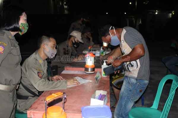 RAZIA: Anggota Tim Satuan Tugas Penanganan Covid-19 Kota Palangka Raya ketika melakukan penertiban penerapan protokol kesehatan, baik terhadap masyarakat maupun kepada pelaku usaha, belum lama tadi.(istimewa)