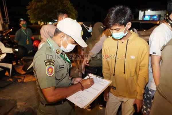 RAZIA: Tim Satgas Penanganan Covid-19 melakukan giat penertiban dan edukasi kepada masyarakat terkait protokol kesehatan.(FOTO IST RADAR PALANGKA)
