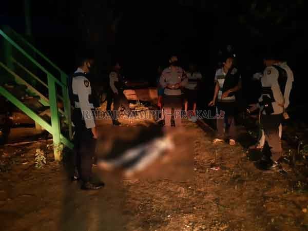 PUTUS ASA: S (26) Terkapar tak sadarkan diri di bawah pohon kelapa sawit. Ia nyaris tewas setelah mencoba gantung dirim setelah cintanya ditolak sang pujaan hati.(ISTIMEWA/RADAR PANGKALAN BUN)