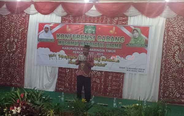 SAMBUTAN: Asisten III Setda Kotim Imam Subekti saat membacakan sambutan Bupati Kotim Supian Hadi, pada acara konferensi cabang Muslimat Nahdlatul Ulama (NU) Kotim periode 2020 - 2025, Sabtu (15/11).(YUNI/RADAR SAMPIT)
