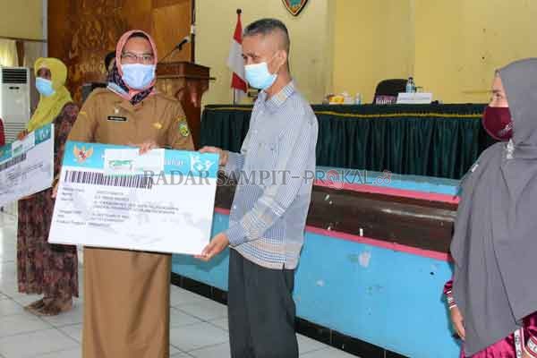 LAUNCHING : Sekretaris Daerah Kota Palangka Raya Hera Nugrahayu, pemkot menyerahkan secara simbolis kartu peserta JKN-KIS Palangka Raya Tahun 2020,  kepada masyarakat untuk meningkatkan pelayanan kesehatan.(FOTO IST HUMAS PEMKOT)