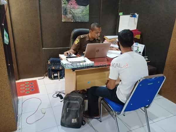 TIPIKOR : Petugas Kejari saat memeriksa salah seorang saksi dugaan tindak pidana korupsi Pemerintah Desa Bunut.(   ISTIMEWA/RADAR PANGKALAN BUN)