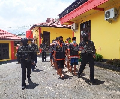 NARKOBA : Kapolres Kobar AKBP Devy Firmansyah bersama pejabat saat memusnahkan barang bukti narkoba. Selanjutnya sejumlah tersangka saat digelandang menuju ruang tahanan Mapolres Kobar, Selasa (17/11). (RINDUWAN /RADAR PANGKALAN BUN)