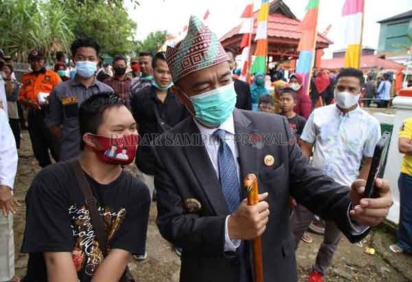 AKRAB: Bupati Seruyan Yulhaidir saat berfoto bersama dengan masyarakat, seusai pelaksanaan apel peringatan hari pahlawan di Tumbang Manjul belum lama tadi.(PROKOM/RADARSAMPIT)